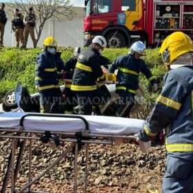 Motorista perde controle do veículo e cai em barranco da linha de trem em Maringá Foto 4 Fotos de Motorista perde controle do veículo e cai em barranco da linha de trem em Maringá