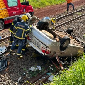 Motorista perde controle do veículo e cai em barranco da linha de trem em Maringá Foto 5 Fotos de Motorista perde controle do veículo e cai em barranco da linha de trem em Maringá