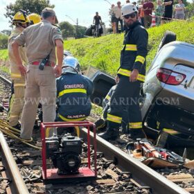 Motorista perde controle do veículo e cai em barranco da linha de trem em Maringá Foto 6 Fotos de Motorista perde controle do veículo e cai em barranco da linha de trem em Maringá