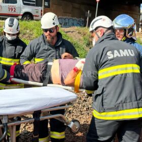 Motorista perde controle do veículo e cai em barranco da linha de trem em Maringá Foto 7 Fotos de Motorista perde controle do veículo e cai em barranco da linha de trem em Maringá