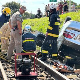 Motorista perde controle do veículo e cai em barranco da linha de trem em Maringá Foto 8 Fotos de Motorista perde controle do veículo e cai em barranco da linha de trem em Maringá