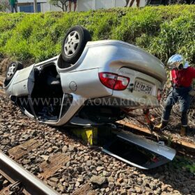 Motorista perde controle do veículo e cai em barranco da linha de trem em Maringá Foto 9 Fotos de Motorista perde controle do veículo e cai em barranco da linha de trem em Maringá