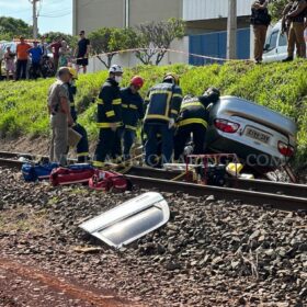 Motorista perde controle do veículo e cai em barranco da linha de trem em Maringá Foto 10 Fotos de Motorista perde controle do veículo e cai em barranco da linha de trem em Maringá