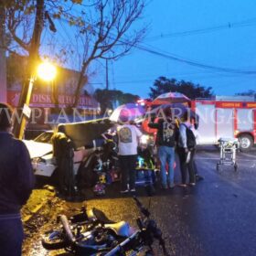 Pai e filha ficam feridos após batida entre moto e carro, em Maringá Foto 13 Fotos de Pai e filha ficam feridos após batida entre moto e carro, em Maringá