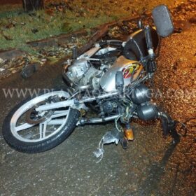 Pai e filha ficam feridos após batida entre moto e carro, em Maringá Foto 1 Fotos de Pai e filha ficam feridos após batida entre moto e carro, em Maringá