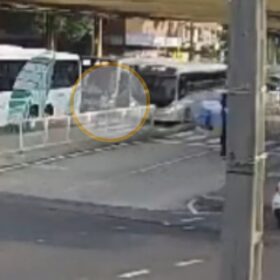 Câmera de segurança registrou trabalhador sendo atropelado por ônibus da TCCC em Maringá Foto 1 Fotos de Câmera de segurança registrou trabalhador sendo atropelado por ônibus da TCCC em Maringá