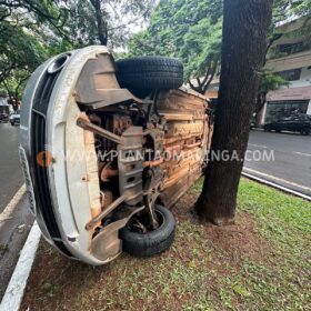 Carro capota após colisão com outro veículo em Maringá Foto 2 Fotos de Carro capota após colisão com outro veículo em Maringá