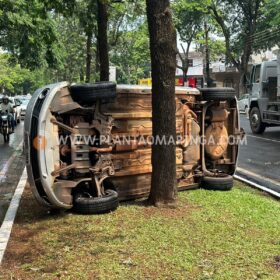 Carro capota após colisão com outro veículo em Maringá Foto 3 Fotos de Carro capota após colisão com outro veículo em Maringá