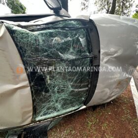 Carro capota após colisão com outro veículo em Maringá Foto 1 Fotos de Carro capota após colisão com outro veículo em Maringá