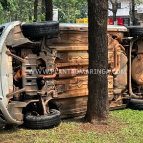 Carro capota após colisão com outro veículo em Maringá Foto 5 Fotos de Carro capota após colisão com outro veículo em Maringá