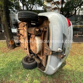 Carro capota após colisão com outro veículo em Maringá Foto 7 Fotos de Carro capota após colisão com outro veículo em Maringá