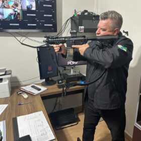 Delegado Jacovós entrega viaturas ao DENARC de Maringá para fortalecer o combate ao tráfico de drogas Foto 2 Fotos de Delegado Jacovós entrega viaturas ao DENARC de Maringá para fortalecer o combate ao tráfico de drogas