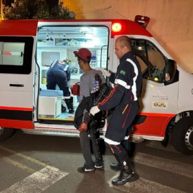 Homem é socorrido com ferimentos graves após ser esfaqueado pela esposa em Sarandi Foto 2 Fotos de Homem é socorrido com ferimentos graves após ser esfaqueado pela esposa em Sarandi
