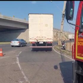 Homem morre após ser atropelado por carreta em Maringá Foto 1 Fotos de Homem morre após ser atropelado por carreta em Maringá