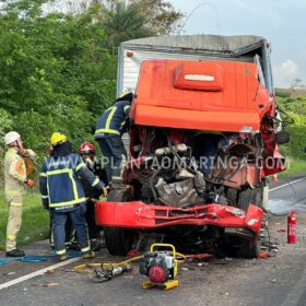 Motorista morre após grave acidente na BR-376 em Marialva Foto 4 Fotos de Motorista morre após grave acidente na BR-376 em Marialva