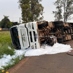 Motorista fica ferido após carreta tombar em Maringá Foto 1 Fotos de Motorista fica ferido após carreta tombar em Maringá