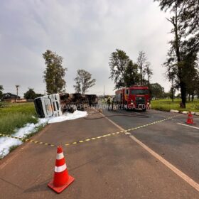 Motorista fica ferido após carreta tombar em Maringá Foto 2 Fotos de Motorista fica ferido após carreta tombar em Maringá