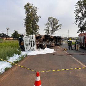 Motorista fica ferido após carreta tombar em Maringá Foto 4 Fotos de Motorista fica ferido após carreta tombar em Maringá