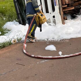 Motorista fica ferido após carreta tombar em Maringá Foto 3 Fotos de Motorista fica ferido após carreta tombar em Maringá