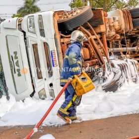 Motorista fica ferido após carreta tombar em Maringá Foto 5 Fotos de Motorista fica ferido após carreta tombar em Maringá
