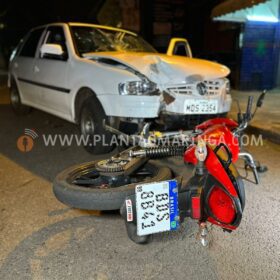 Motorista invade a contramão, bate em motociclista em Maringá Foto 7 Fotos de Motorista invade a contramão, bate em motociclista em Maringá