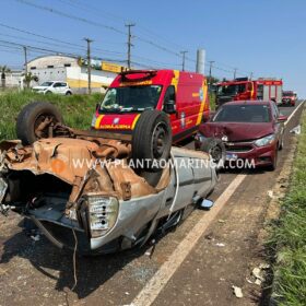 Motorista perde controle da direção, invade pista contrária e colide em carro e caminhões em Sarandi Foto 15 Fotos de Motorista perde controle da direção, invade pista contrária e colide em carro e caminhões em Sarandi