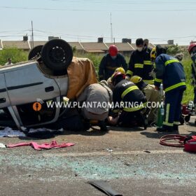 Motorista perde controle da direção, invade pista contrária e colide em carro e caminhões em Sarandi Foto 1 Fotos de Motorista perde controle da direção, invade pista contrária e colide em carro e caminhões em Sarandi