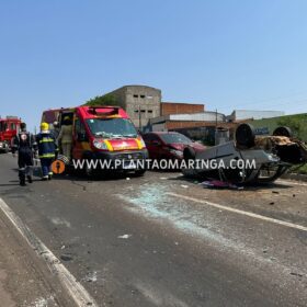 Motorista perde controle da direção, invade pista contrária e colide em carro e caminhões em Sarandi Foto 8 Fotos de Motorista perde controle da direção, invade pista contrária e colide em carro e caminhões em Sarandi