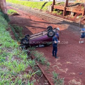 Motorista perde controle e carro despenca de barranco em Maringá Foto 1 Fotos de Motorista perde controle e carro despenca de barranco em Maringá