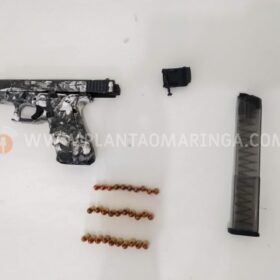 Polícia Militar prende homem em tabacaria e apreende pistola com mira a laser e kit rajada em Maringá Foto 2 Fotos de Polícia Militar prende homem em tabacaria e apreende pistola com mira a laser e kit rajada em Maringá