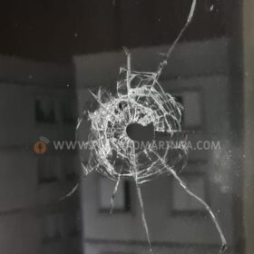 Tiro atinge janela de apartamento no 3º andar em Sarandi Foto 5 Fotos de Tiro atinge janela de apartamento no 3º andar em Sarandi