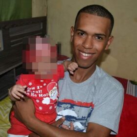 Dois homens foram mortos e duas mulheres baleadas em um atentado a tiros em Sarandi Foto 17 Fotos de Dois homens foram mortos e duas mulheres baleadas em um atentado a tiros em Sarandi
