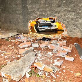 Câmera registra homem sendo atropelado e prensado contra muro após discussão em Maringá Foto 7 Fotos de Câmera registra homem sendo atropelado e prensado contra muro após discussão em Maringá