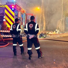 Incêndio mata duas crianças e deixa jovem em estado grave em Maringá Foto 14 Fotos de Incêndio mata duas crianças e deixa jovem em estado grave em Maringá