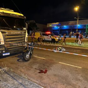 Motociclista morre ao bater em carreta estacionada em Maringá Foto 4 Fotos de Motociclista morre ao bater em carreta estacionada em Maringá