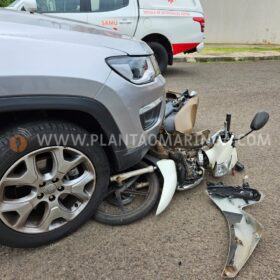 Motociclista sofre ferimentos grave após avançar preferencial e bater em carro em Maringá Foto 2 Fotos de Motociclista sofre ferimentos grave após avançar preferencial e bater em carro em Maringá
