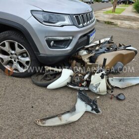 Motociclista sofre ferimentos grave após avançar preferencial e bater em carro em Maringá Foto 7 Fotos de Motociclista sofre ferimentos grave após avançar preferencial e bater em carro em Maringá