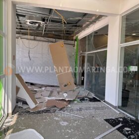 Fotos de Quadrilha fortemente armada atira contra família que participava de velório durante roubo a banco  