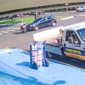 Video mostra carro avançando preferencial e causando grave acidente em Maringá Foto 1 Fotos de Video mostra carro avançando preferencial e causando grave acidente em Maringá