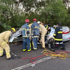 Batida frontal entre dois carros deixa cinco pessoas feridas em Maringá Foto 2 Fotos de Batida frontal entre dois carros deixa cinco pessoas feridas em Maringá