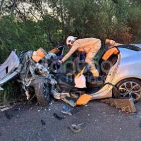Batida frontal entre dois carros deixa cinco pessoas feridas em Maringá Foto 12 Fotos de Batida frontal entre dois carros deixa cinco pessoas feridas em Maringá