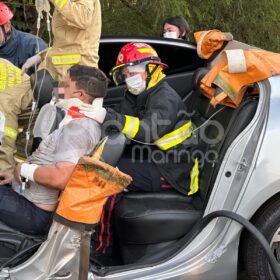 Batida frontal entre dois carros deixa cinco pessoas feridas em Maringá Foto 15 Fotos de Batida frontal entre dois carros deixa cinco pessoas feridas em Maringá