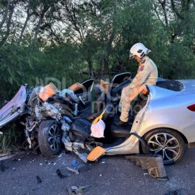 Batida frontal entre dois carros deixa cinco pessoas feridas em Maringá Foto 16 Fotos de Batida frontal entre dois carros deixa cinco pessoas feridas em Maringá