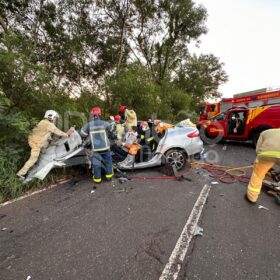 Batida frontal entre dois carros deixa cinco pessoas feridas em Maringá Foto 17 Fotos de Batida frontal entre dois carros deixa cinco pessoas feridas em Maringá