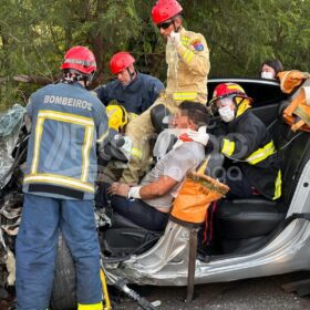 Batida frontal entre dois carros deixa cinco pessoas feridas em Maringá Foto 18 Fotos de Batida frontal entre dois carros deixa cinco pessoas feridas em Maringá