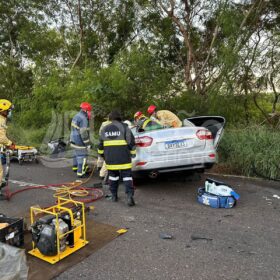 Batida frontal entre dois carros deixa cinco pessoas feridas em Maringá Foto 3 Fotos de Batida frontal entre dois carros deixa cinco pessoas feridas em Maringá