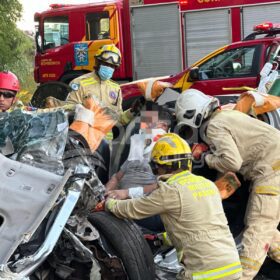 Batida frontal entre dois carros deixa cinco pessoas feridas em Maringá Foto 4 Fotos de Batida frontal entre dois carros deixa cinco pessoas feridas em Maringá