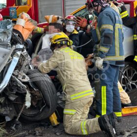 Batida frontal entre dois carros deixa cinco pessoas feridas em Maringá Foto 5 Fotos de Batida frontal entre dois carros deixa cinco pessoas feridas em Maringá