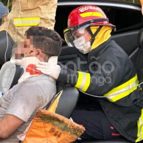 Batida frontal entre dois carros deixa cinco pessoas feridas em Maringá Foto 10 Fotos de Batida frontal entre dois carros deixa cinco pessoas feridas em Maringá