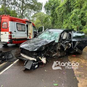 Carro de luxo fica destruído após bater contra árvore em Maringá Foto 12 Fotos de Carro de luxo fica destruído após bater contra árvore em Maringá